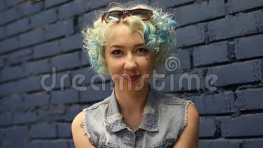 一幅美丽的蓝发女孩的头像，卷发看着相机。